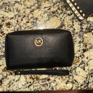 michael kors wristlet wallet